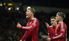 九游app下载-顶级豪门球队在对决中展现实力，角逐激烈