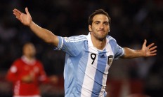 九游体育-王权新章，詹姆斯强势统治火箭，浓眉生涯夜铸就紫金里程碑