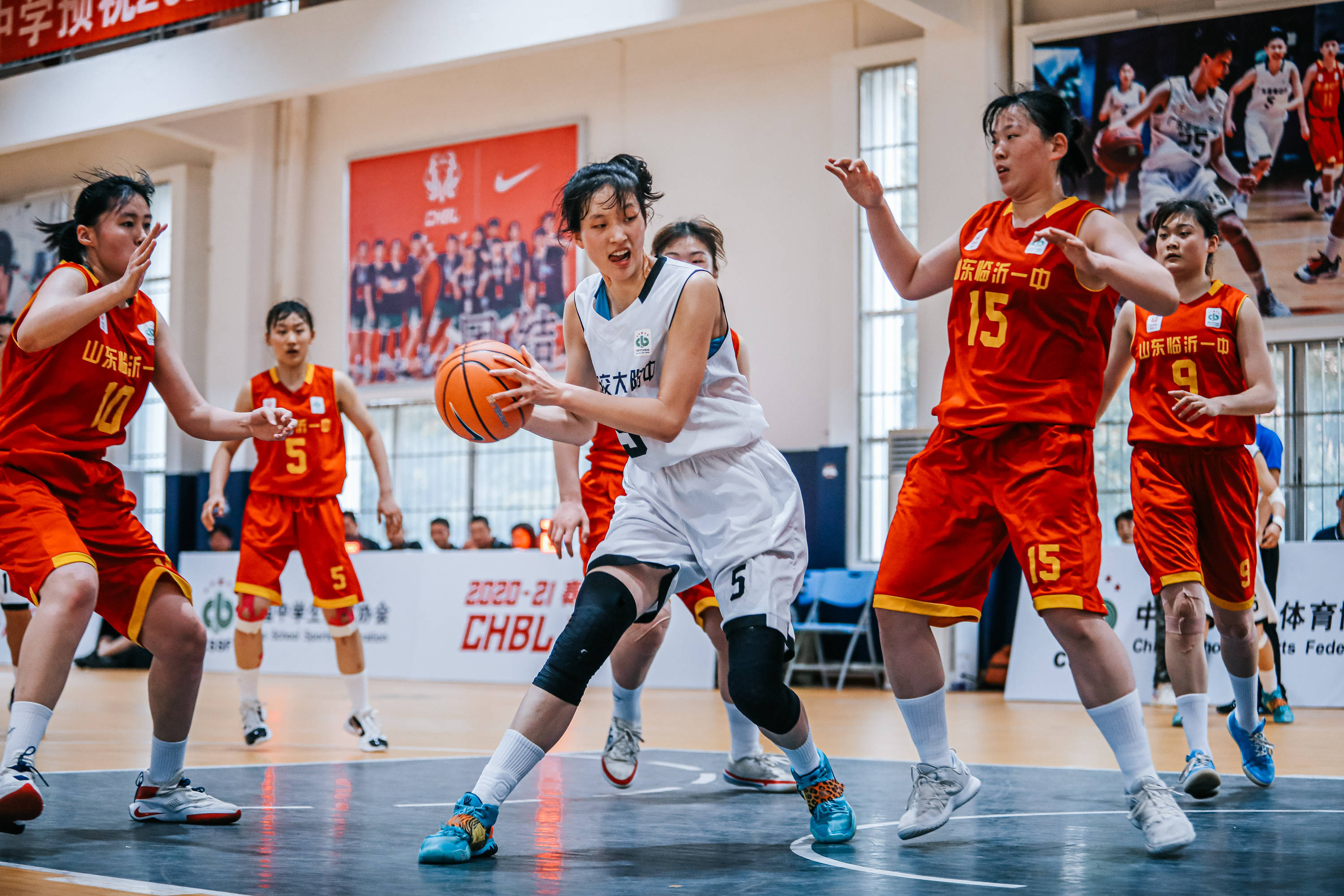 中国队女子篮球比赛大获全胜，夺得冠军