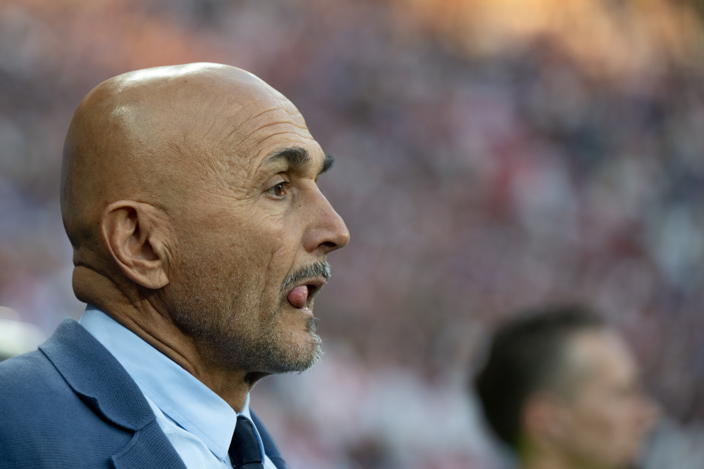 包含意大利足球运动员因私生活丑闻遭到调查的词条