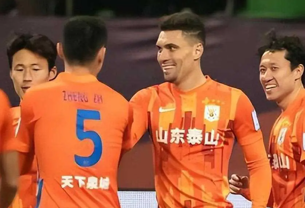 上港客场大胜鲁能，霸气登顶积分榜的简单介绍