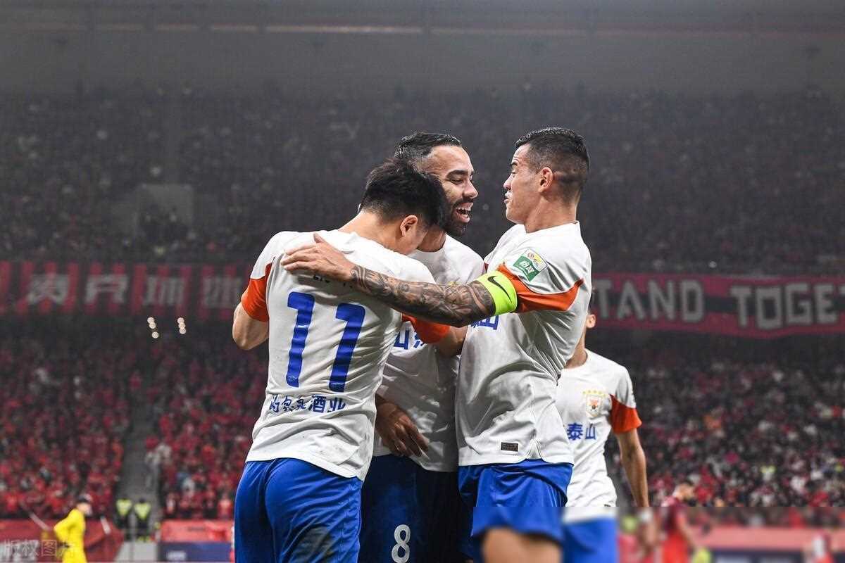 上港客场大胜鲁能，霸气登顶积分榜的简单介绍