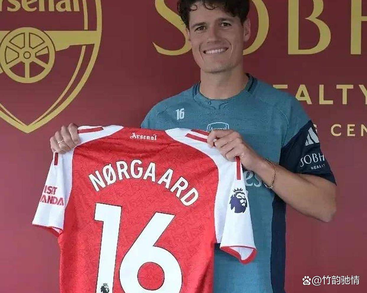 关于阿森纳官方宣布签下巴萨前锋，引发球迷热议的信息