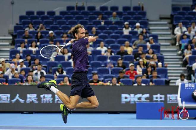 包含日本网球队鏖战西班牙网球队，梅德韦杰夫统治全场的词条