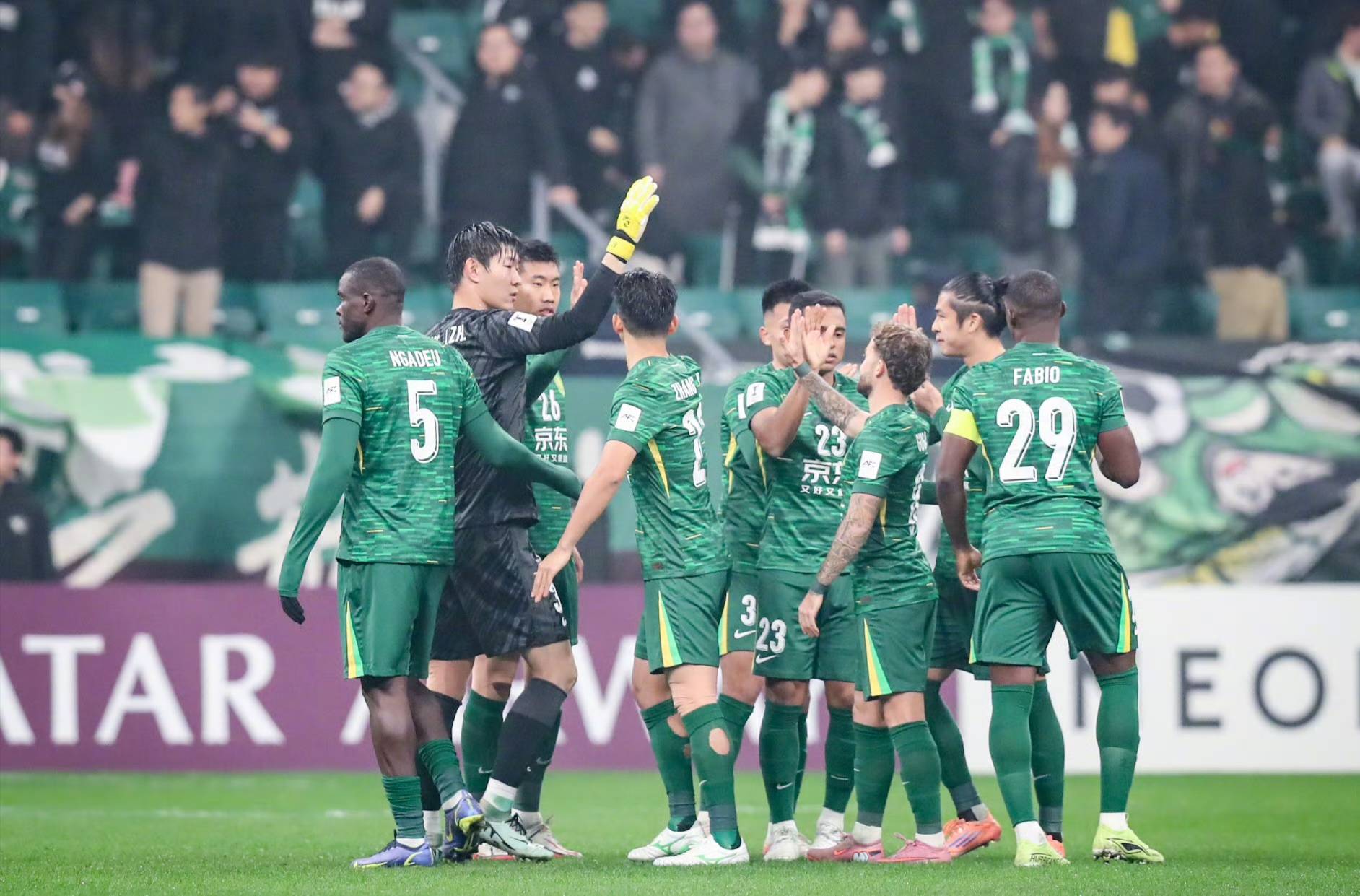 包含打破僵局，球队机智应对取得胜利的词条