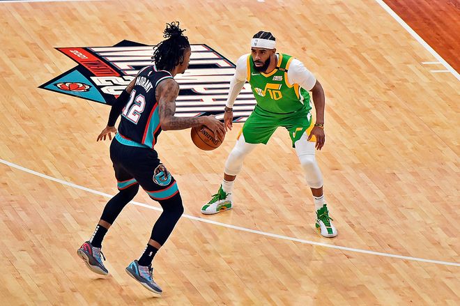 包含爵士绝地反击勇士B队，瓦兰丘纳斯打破历史纪录的词条